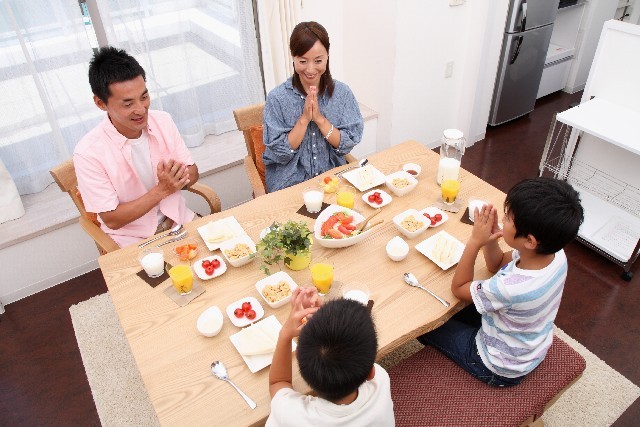 家族で朝食