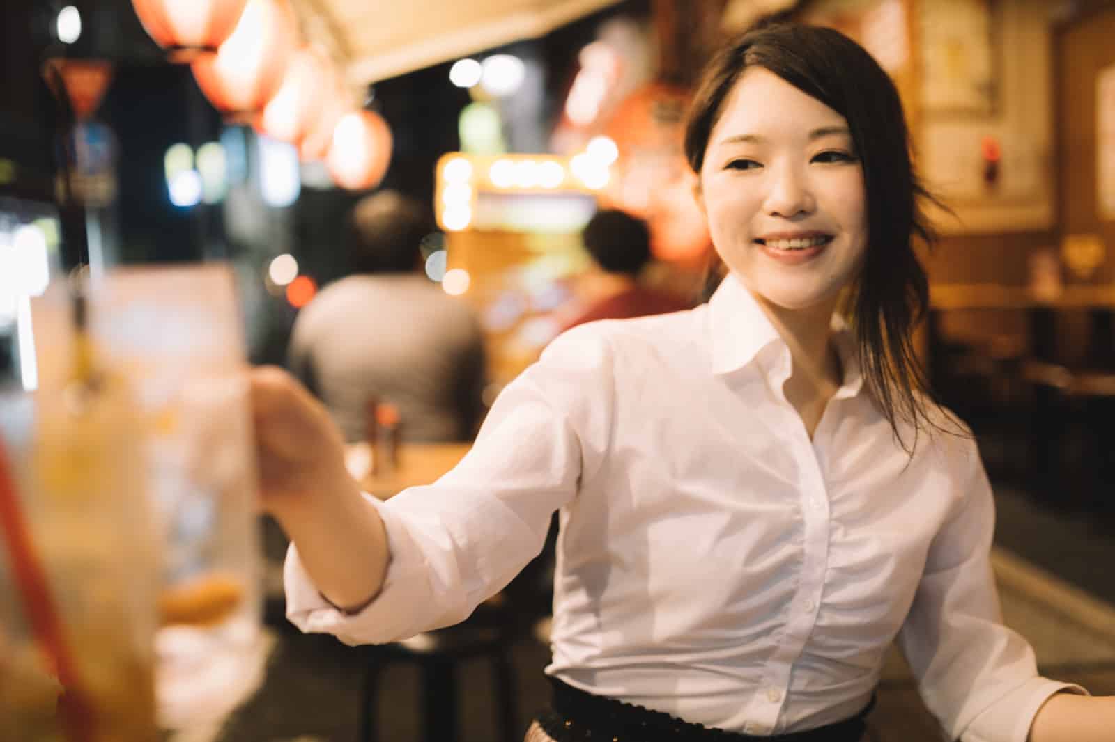 合コンでお酒を飲む女性